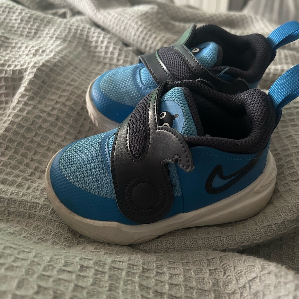 Toddler blue Nike sneakers with shark size 5c